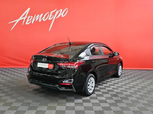 Hyundai Solaris II с пробегом 2017 года, цена 1 050 000 рублей, 131298 км, седан, Автокод Объявления