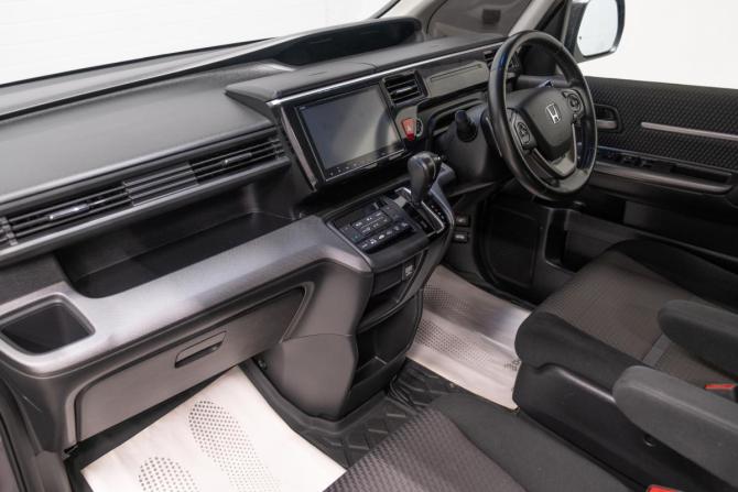 Honda Stepwgn V с пробегом 2017 года, цена 1 889 000 рублей, 136815 км, минивэн, Автокод Объявления