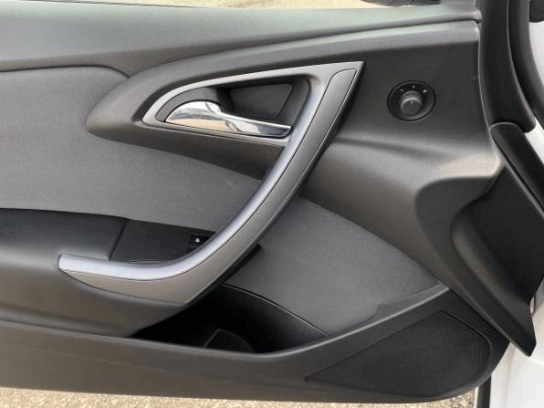 Opel Astra J Рестайлинг с пробегом 2013 года, цена 755 000 рублей, 204299 км, хэтчбек, Автокод Объявления
