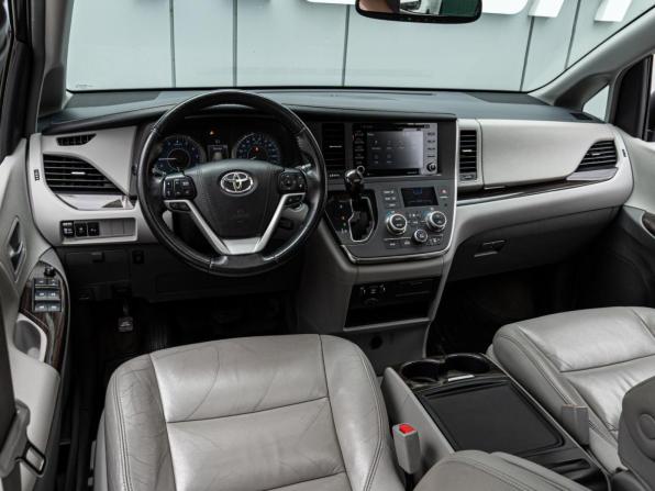Toyota Sienna III Рестайлинг 2 с пробегом 2017 года, цена 3 170 000 рублей, 258172 км, минивэн, Автокод Объявления