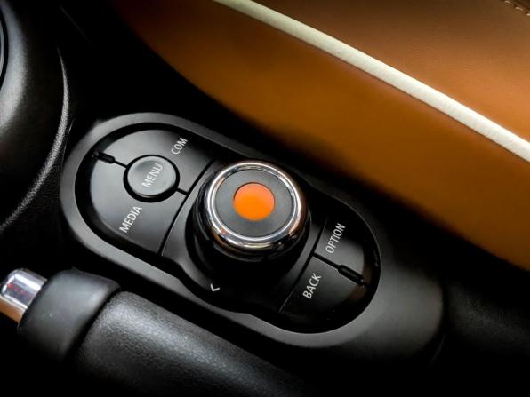 Mini Hatch III (F55/F56) Рестайлинг с пробегом 2021 года, цена 2 640 000 рублей, 57123 км, хэтчбек, Автокод Объявления