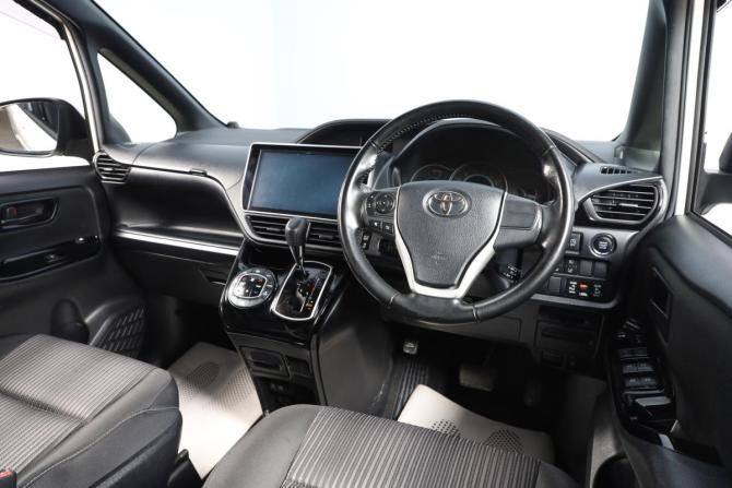 Toyota Noah III (R80) Рестайлинг с пробегом 2017 года, цена 2 849 000 рублей, 118214 км, минивэн, Автокод Объявления