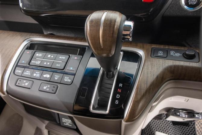Honda Stepwgn V с пробегом 2015 года, цена 1 799 000 рублей, 139000 км, минивэн, Автокод Объявления