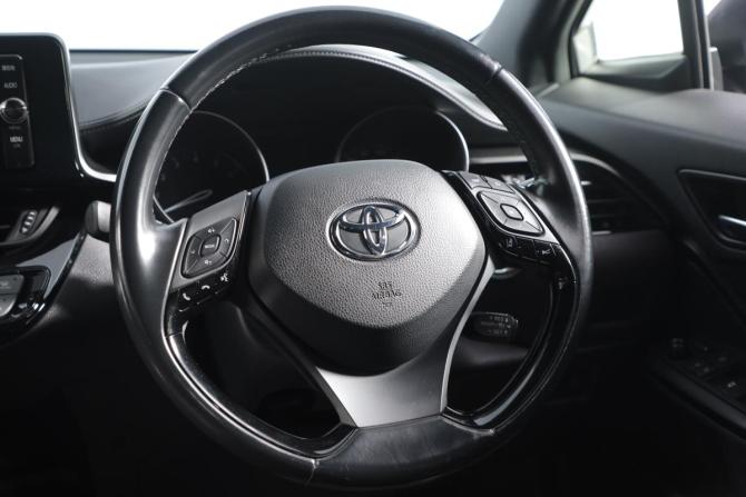 Toyota C-HR I с пробегом 2018 года, цена 1 899 000 рублей, 49100 км, внедорожник, Автокод Объявления