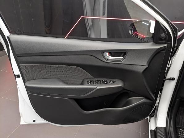 Hyundai Solaris II с пробегом 2017 года, цена 1 380 000 рублей, 76268 км, седан, Автокод Объявления