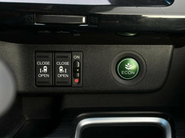 Honda Stepwgn V с пробегом 2016 года, цена 1 950 000 рублей, 132347 км, минивэн, Автокод Объявления