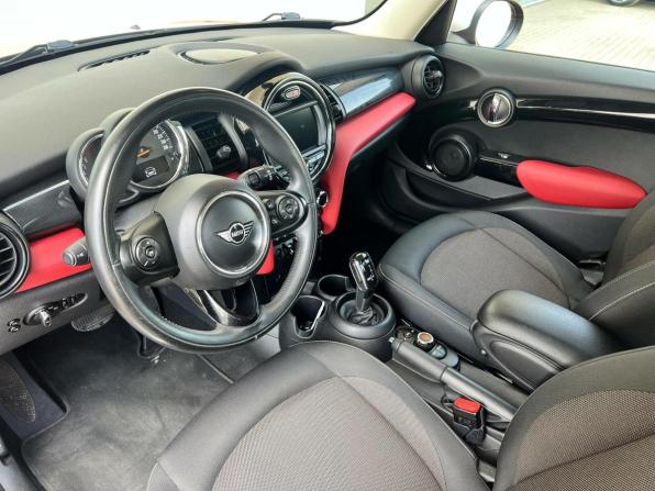 Mini Hatch III (F55/F56) Рестайлинг с пробегом 2019 года, цена 1 890 000 рублей, 66196 км, хэтчбек, Автокод Объявления