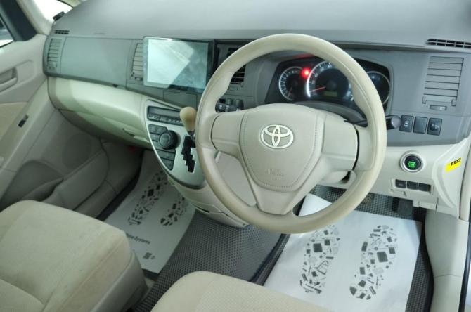 Toyota ISis I Рестайлинг с пробегом 2012 года, цена 1 249 000 рублей, 156000 км, компактвэн, Автокод Объявления