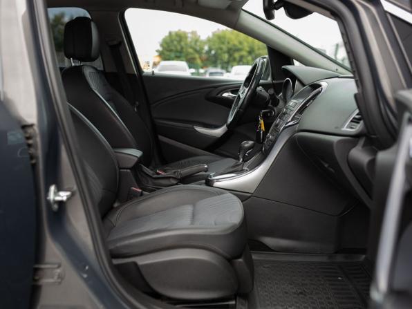Opel Astra J Рестайлинг с пробегом 2013 года, цена 670 000 рублей, 317528 км, седан, Автокод Объявления