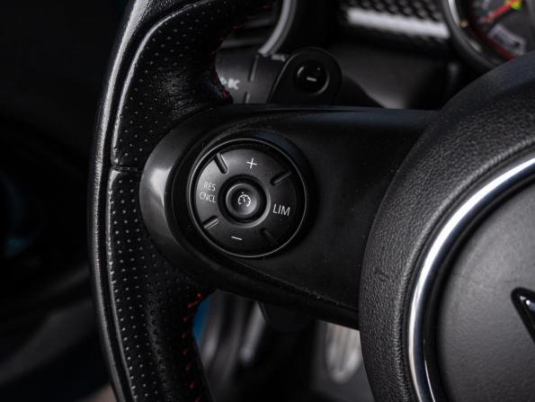 Mini Hatch III (F55/F56) Рестайлинг с пробегом 2019 года, цена 2 760 000 рублей, 62745 км, хэтчбек, Автокод Объявления