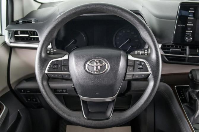 Toyota Sienna IV с пробегом 2021 года, цена 3 899 000 рублей, 5000 км, минивэн, Автокод Объявления