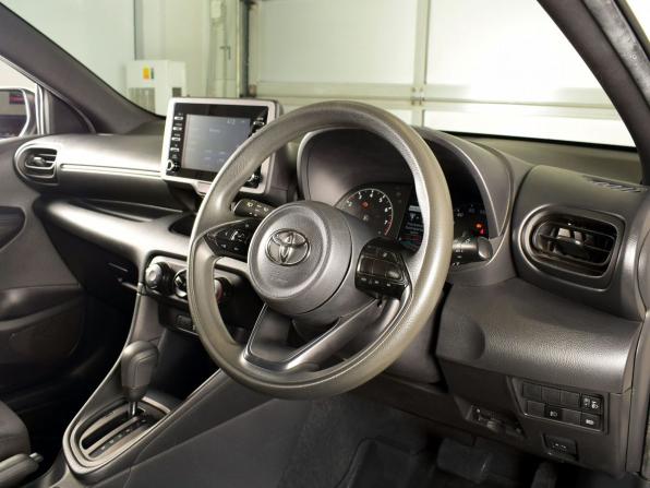 Toyota Yaris IV с пробегом 2021 года, цена 1 145 995 рублей, 81088 км, хэтчбек, Автокод Объявления