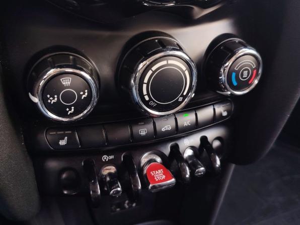 Mini Hatch III (F55/F56) с пробегом 2018 года, цена 1 365 000 рублей, 206038 км, хэтчбек, Автокод Объявления