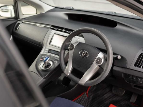 Toyota Prius III Рестайлинг (XW30) с пробегом 2013 года, цена 990 000 рублей, 224539 км, лифтбек, Автокод Объявления