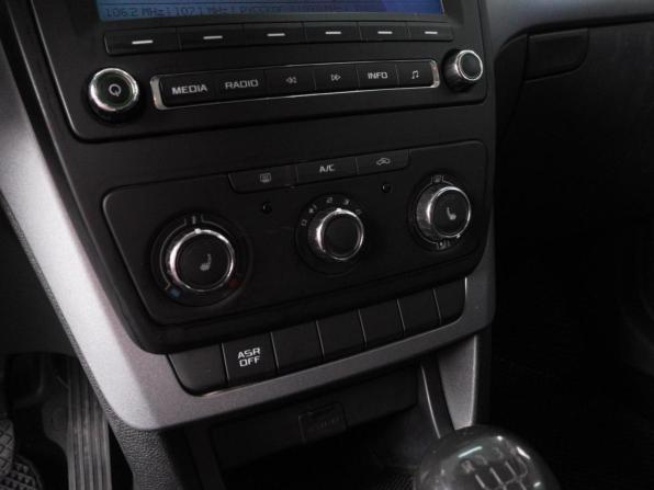 Skoda Yeti I Рестайлинг с пробегом 2015 года, цена 979 000 рублей, 239533 км, внедорожник, Автокод Объявления