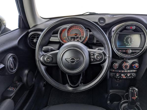 Mini Hatch III (F55/F56) Рестайлинг с пробегом 2018 года, цена 1 800 000 рублей, 73661 км, хэтчбек, Автокод Объявления