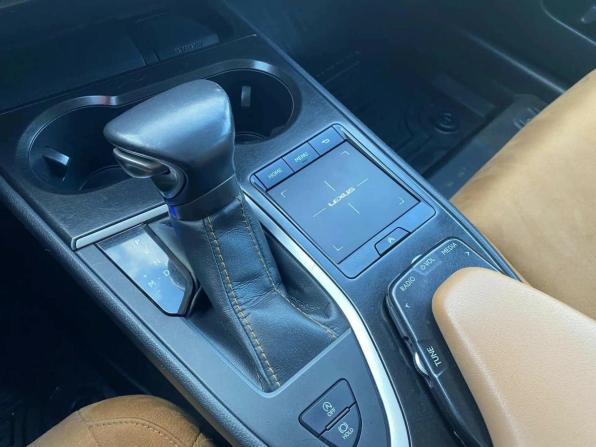 Lexus UX I с пробегом 2019 года, цена 2 371 200 рублей, 116886 км, внедорожник, Автокод Объявления