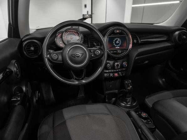 Mini Hatch III (F55/F56) Рестайлинг с пробегом 2018 года, цена 1 845 000 рублей, 92652 км, хэтчбек, Автокод Объявления