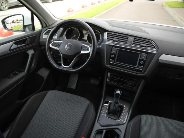 Volkswagen Tiguan II Рестайлинг с пробегом 2021 года, цена 2 614 000 рублей, 33911 км, внедорожник, Автокод Объявления