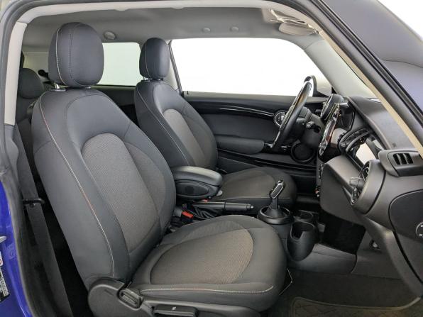 Mini Hatch III (F55/F56) Рестайлинг с пробегом 2021 года, цена 2 350 000 рублей, 54969 км, хэтчбек, Автокод Объявления
