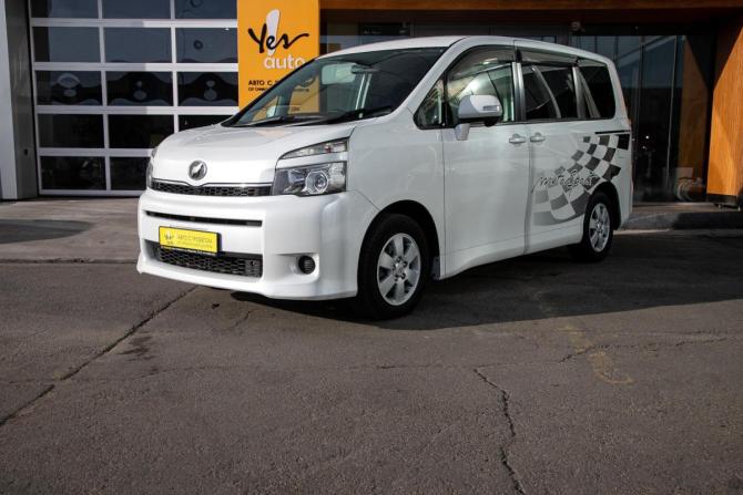 Toyota Voxy II (R70) с пробегом 2010 года, цена 1 398 000 рублей, 117000 км, минивэн, Автокод Объявления