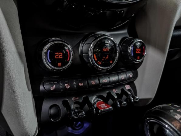 Mini Hatch III (F55/F56) Рестайлинг с пробегом 2018 года, цена 1 695 000 рублей, 100450 км, хэтчбек, Автокод Объявления