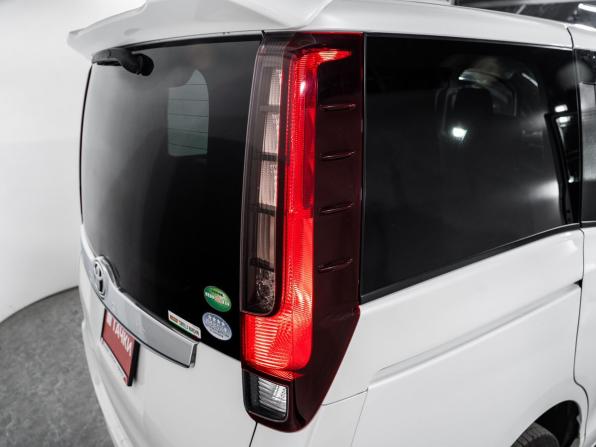 Toyota Noah III (R80) Рестайлинг с пробегом 2017 года, цена 1 950 000 рублей, 174263 км, минивэн, Автокод Объявления