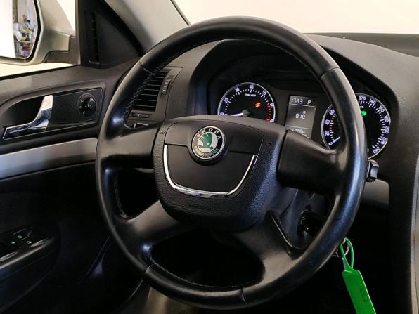 Skoda Octavia II (A5) Рестайлинг с пробегом 2013 года, цена 889 000 рублей, 224257 км, лифтбек, Автокод Объявления