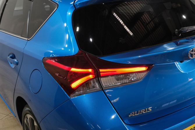 Toyota Auris II Рестайлинг с пробегом 2015 года, цена 1 649 000 рублей, 52700 км, хэтчбек, Автокод Объявления