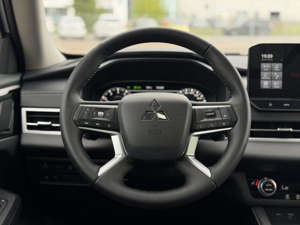 Mitsubishi Outlander IV с пробегом 2023 года, цена 3 850 000 рублей, 30 км, внедорожник, Автокод Объявления