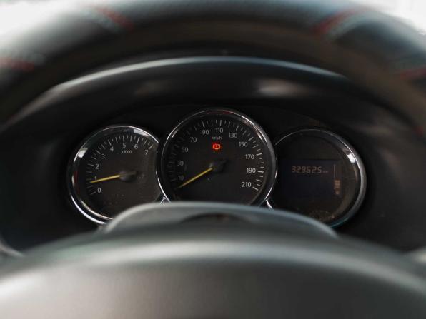 Renault Logan II с пробегом 2015 года, цена 300 000 рублей, 329625 км, седан, Автокод Объявления