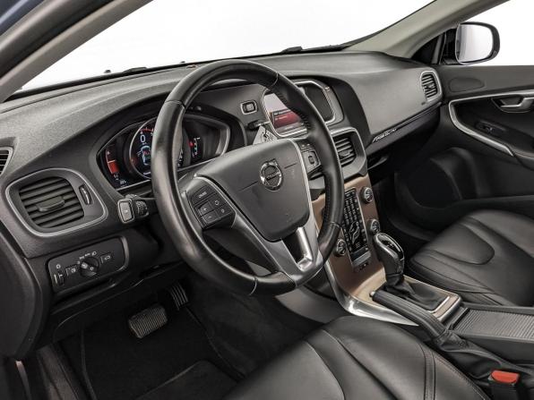 Volvo V40 II Рестайлинг с пробегом 2019 года, цена 2 260 000 рублей, 28752 км, хэтчбек, Автокод Объявления