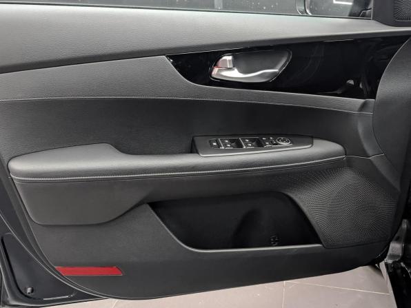 Kia Cerato IV Рестайлинг с пробегом 2022 года, цена 2 450 000 рублей, 32893 км, седан, Автокод Объявления