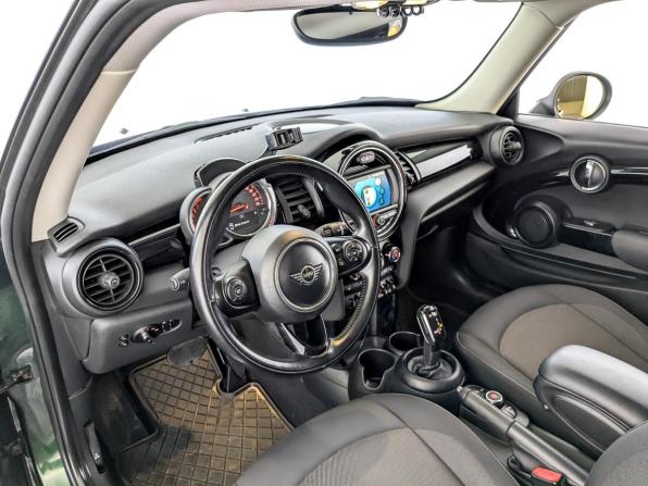 Mini Hatch III (F55/F56) Рестайлинг с пробегом 2018 года, цена 1 715 000 рублей, 81512 км, хэтчбек, Автокод Объявления