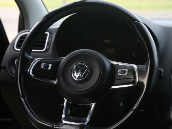 Volkswagen Polo V Рестайлинг с пробегом 2019 года, цена 972 000 рублей, 141000 км, седан, Автокод Объявления