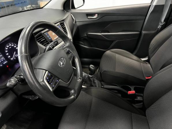 Hyundai Solaris II с пробегом 2018 года, цена 980 000 рублей, 168483 км, седан, Автокод Объявления
