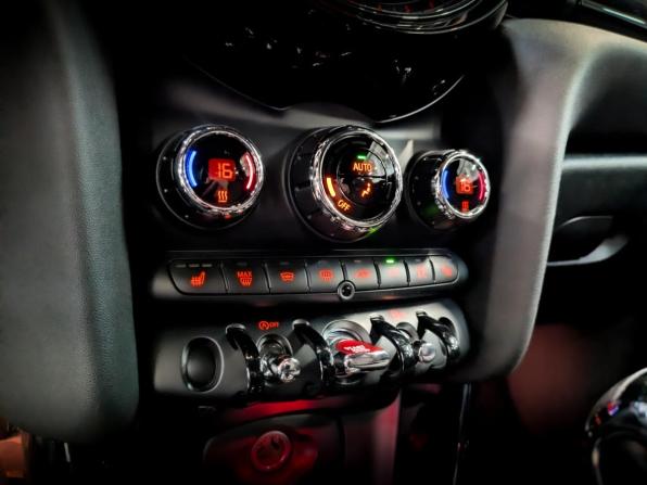 Mini Hatch III (F55/F56) Рестайлинг с пробегом 2020 года, цена 2 315 000 рублей, 51000 км, хэтчбек, Автокод Объявления