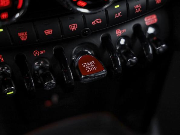 Mini Hatch III (F55/F56) Рестайлинг с пробегом 2020 года, цена 2 749 000 рублей, 127670 км, хэтчбек, Автокод Объявления