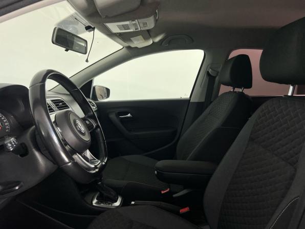 Volkswagen Polo V Рестайлинг с пробегом 2018 года, цена 1 385 000 рублей, 77000 км, седан, Автокод Объявления