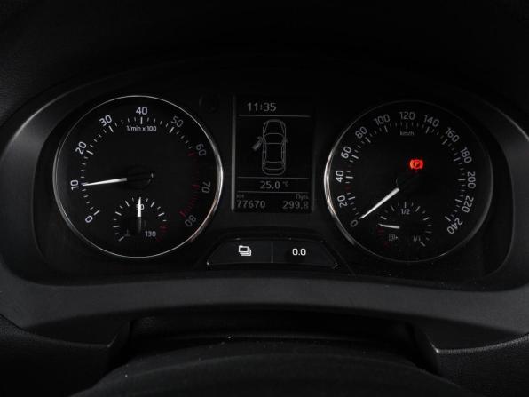 Skoda Rapid I с пробегом 2015 года, цена 1 319 000 рублей, 77670 км, лифтбек, Автокод Объявления