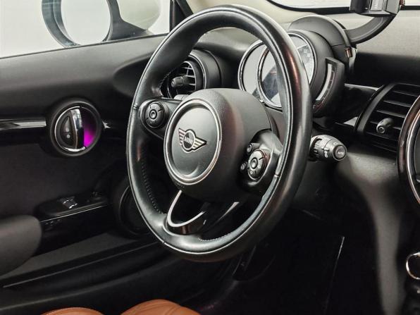 Mini Hatch III (F55/F56) Рестайлинг с пробегом 2021 года, цена 2 099 000 рублей, 99885 км, хэтчбек, Автокод Объявления