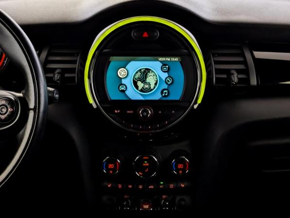 Mini Hatch III (F55/F56) Рестайлинг с пробегом 2021 года, цена 2 550 000 рублей, 66313 км, хэтчбек, Автокод Объявления