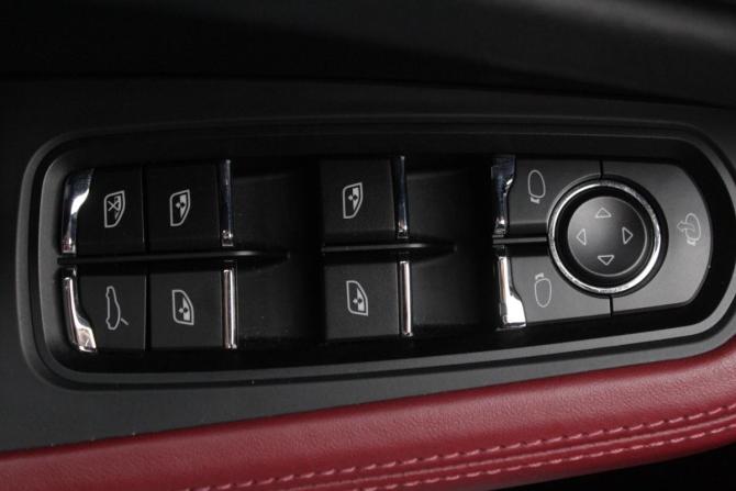 Porsche Macan I Рестайлинг 2 с пробегом 2023 года, цена 7 300 000 рублей, 58366 км, внедорожник, Автокод Объявления