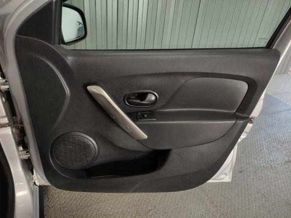 Renault Sandero II с пробегом 2015 года, цена 730 000 рублей, 137000 км, хэтчбек, Автокод Объявления
