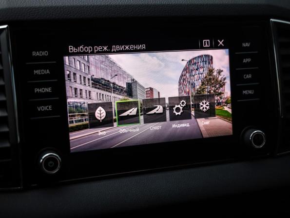 Skoda Karoq I с пробегом 2020 года, цена 2 449 000 рублей, 109210 км, внедорожник, Автокод Объявления