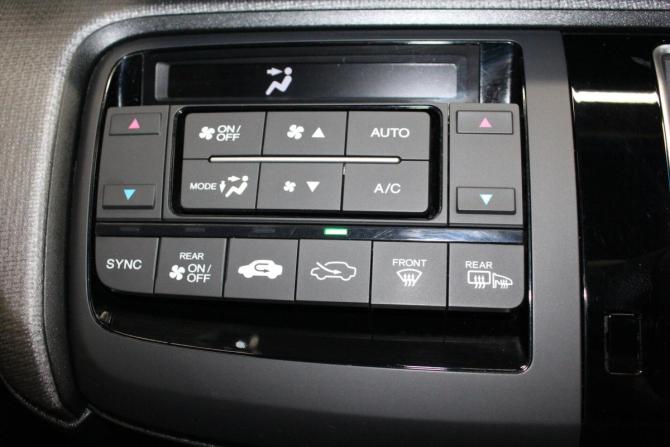 Honda Stepwgn V с пробегом 2016 года, цена 1 679 000 рублей, 171123 км, минивэн, Автокод Объявления
