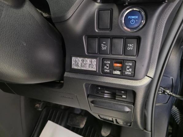 Toyota Voxy III (R80) с пробегом 2015 года, цена 1 800 000 рублей, 208185 км, минивэн, Автокод Объявления