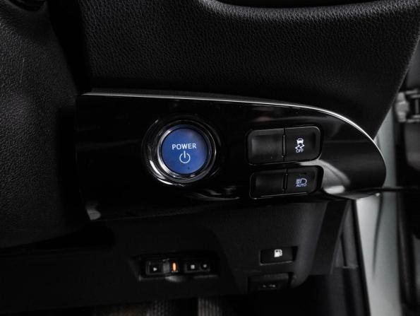 Toyota Prius IV (XW50) с пробегом 2019 года, цена 1 699 000 рублей, 111685 км, лифтбек, Автокод Объявления