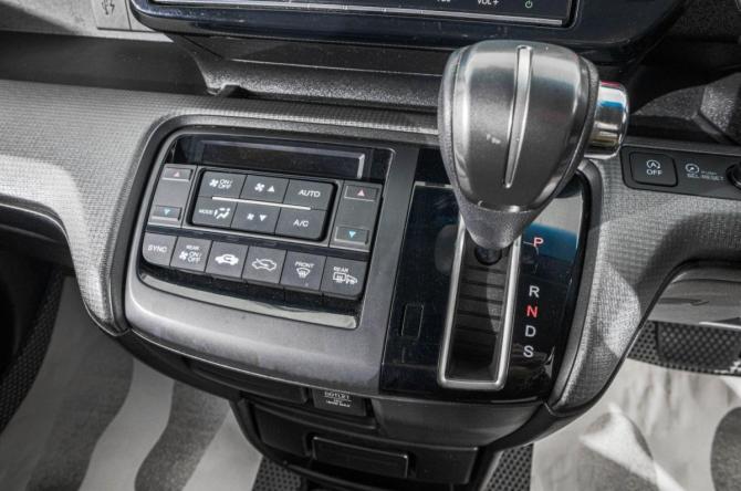 Honda Stepwgn V Рестайлинг с пробегом 2017 года, цена 2 079 000 рублей, 117000 км, минивэн, Автокод Объявления