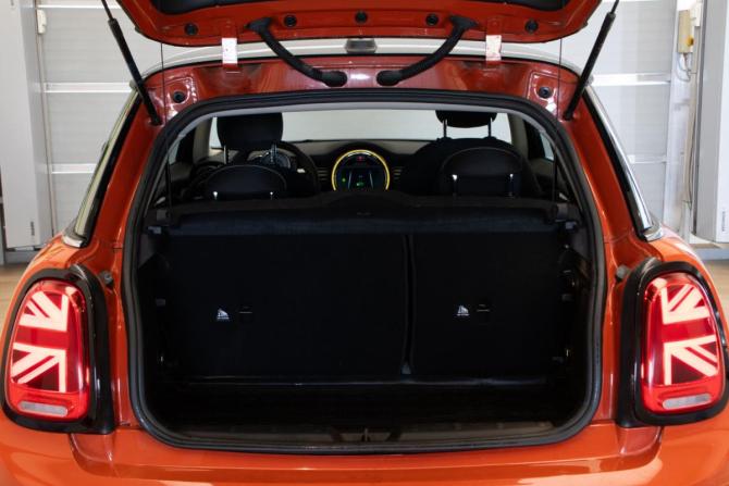 Mini Hatch III (F55/F56) Рестайлинг с пробегом 2018 года, цена 1 885 000 рублей, 76570 км, хэтчбек, Автокод Объявления